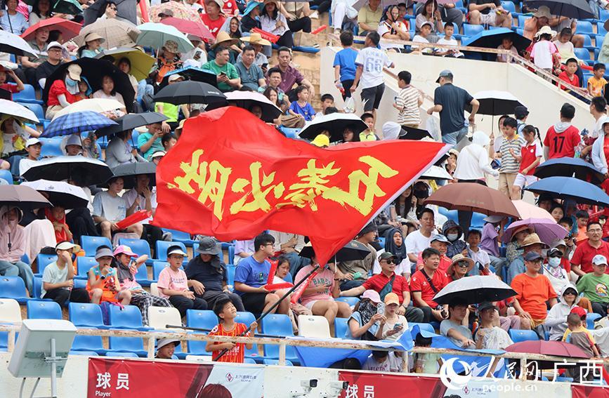 华体会体育官方入口-跟着足球游广西：从赛场到市井的“双向奔赴”